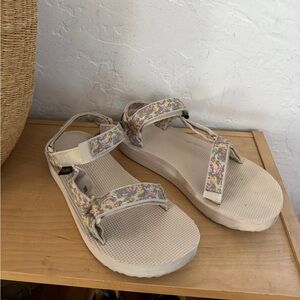 Floral white teva sandals 9